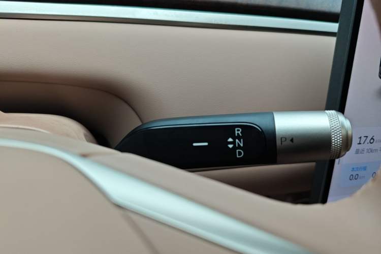 Used ONVO Luxeed L90 2025 Model—Max Six-Seater Version Gear Lever