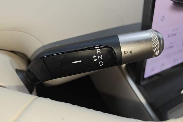 Used ONVO Luxeed L90 2025 Model—Max Six-Seater Version Gear Lever
