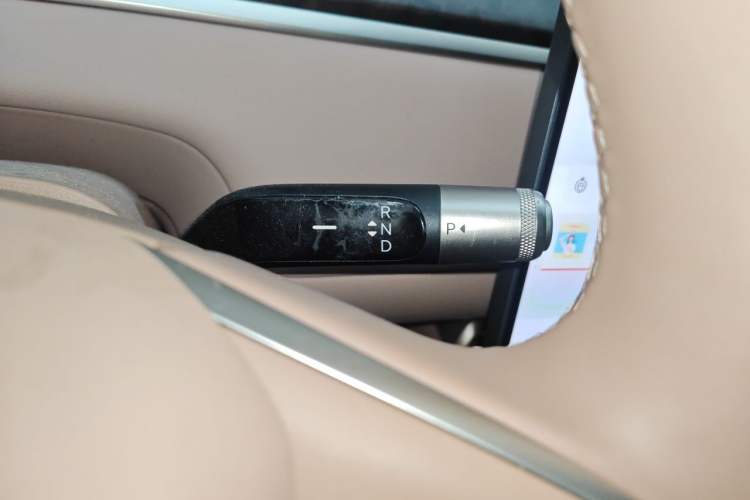 Used ONVO Luxeed L90 2025 Model—Max Six-Seater Version Gear Lever