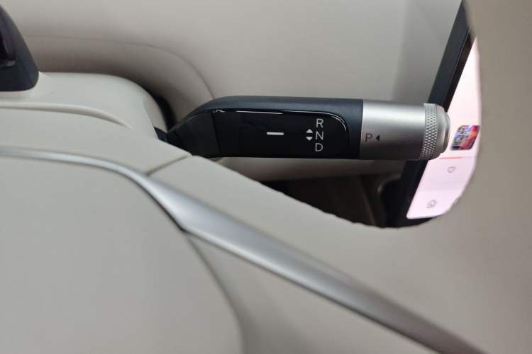 Used ONVO Luxeed L90 2025 Model—Max Six-Seater Version Gear Lever