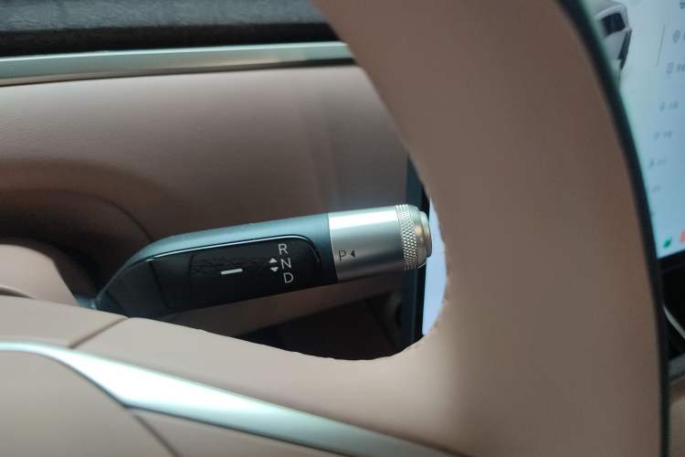 Used ONVO Luxeed L90 2025 Model—Max Six-Seater Version Gear Lever