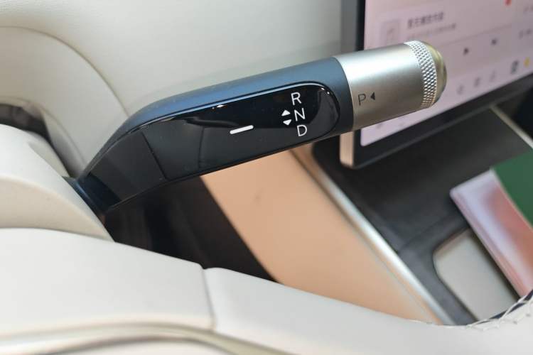 Used ONVO Luxeed L90 2025 Model—Ultra Six-Seater Version Gear Lever
