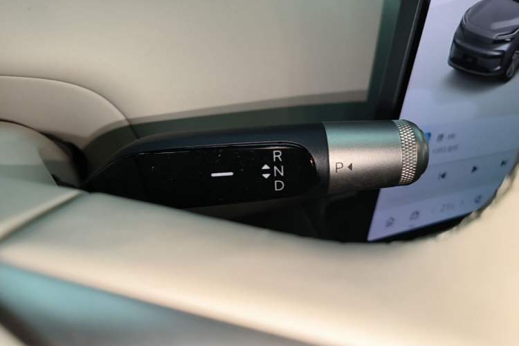 Used ONVO Luxeed L90 2025 Model—Max Six-Seater Version Gear Lever