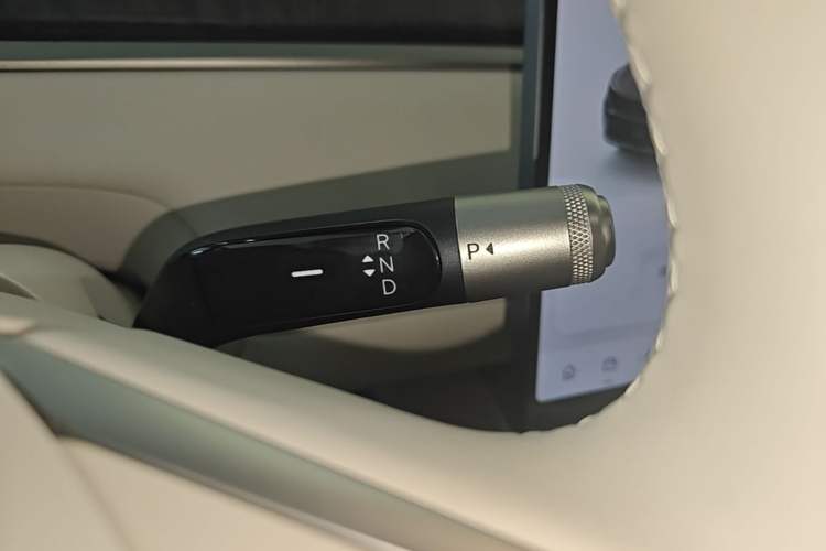 Used ONVO Luxeed L90 2025 Model—Ultra Seven-Seater Version Gear Lever