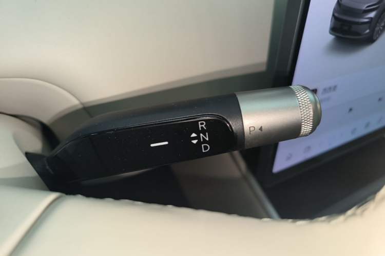 Used ONVO Luxeed L90 2025 Model—Ultra Six-Seater Version Gear Lever