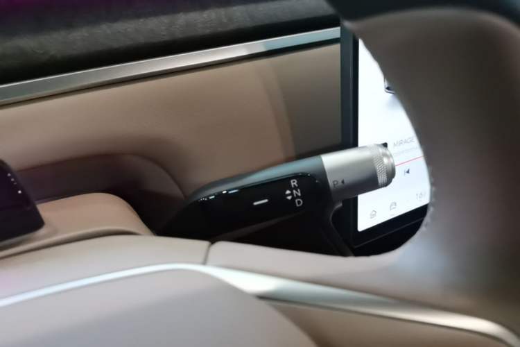 Used ONVO Luxeed L90 2025 Model Max Six-Seater 60-degree Battery Edition Gear Lever