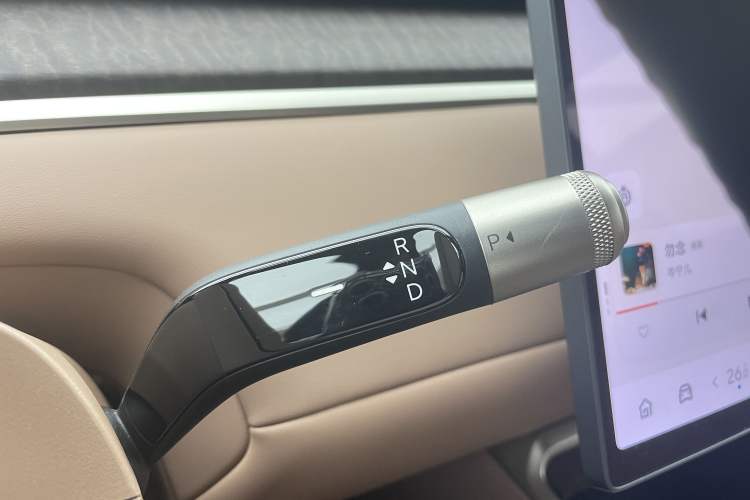 Used ONVO Luxeed L90 2025 Model—Ultra Six-Seater Version Gear Lever