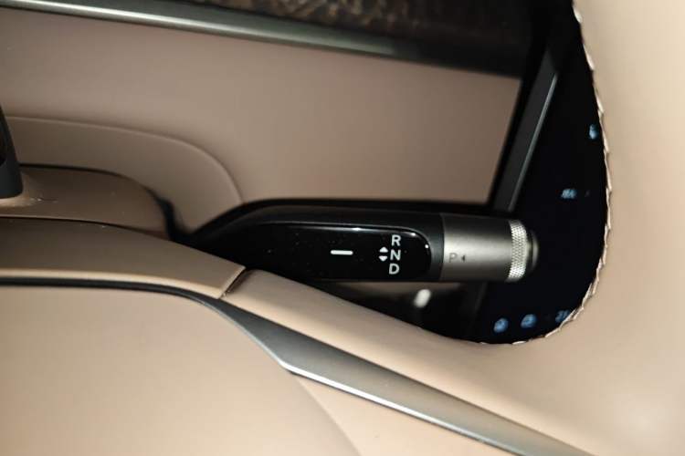Used ONVO Luxeed L90 2025 Model—Max Six-Seater Version Gear Lever