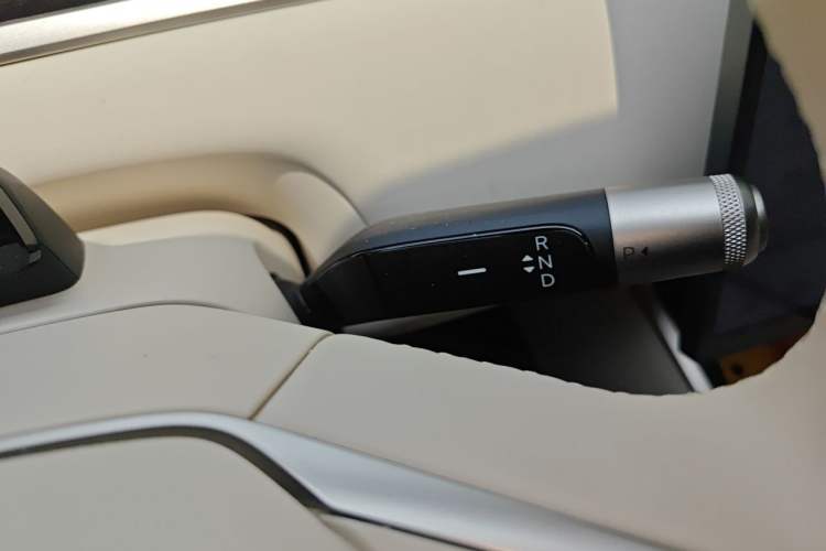 Used ONVO Luxeed L90 2025 Model—Max Six-Seater Version Gear Lever