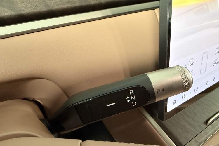 Used ONVO Luxeed L90 2025 Model—Ultra Six-Seater Version Gear Lever