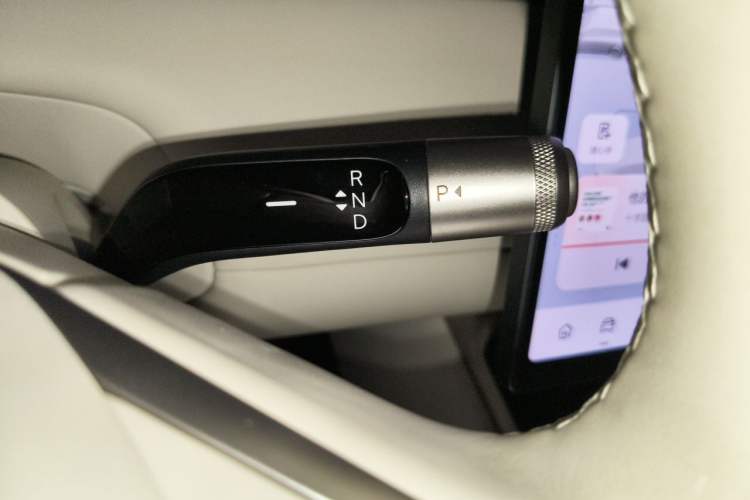 Used ONVO Luxeed L90 2025 Model—Max Six-Seater Version Gear Lever