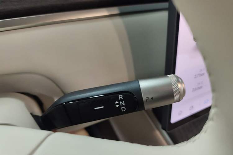 Used ONVO Luxeed L90 2025 Model—Ultra Six-Seater Version Gear Lever