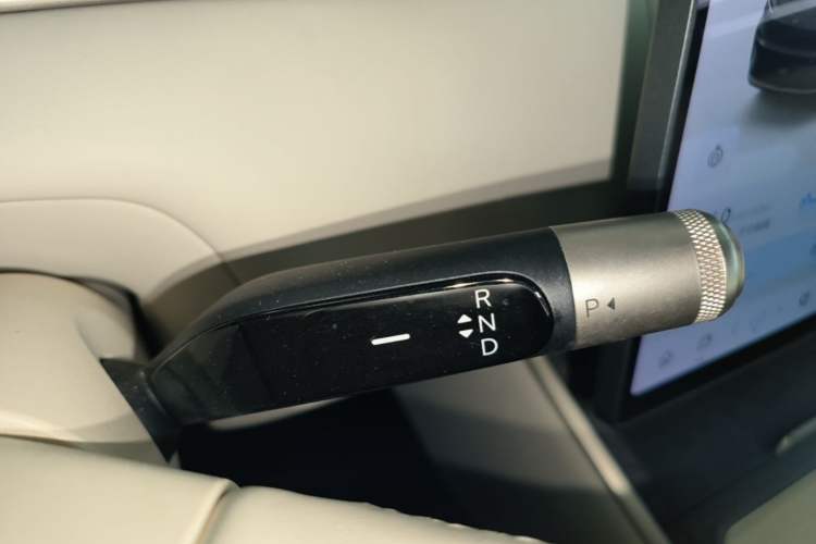 Used ONVO Luxeed L90 2025 Model—Ultra Six-Seater Version Gear Lever