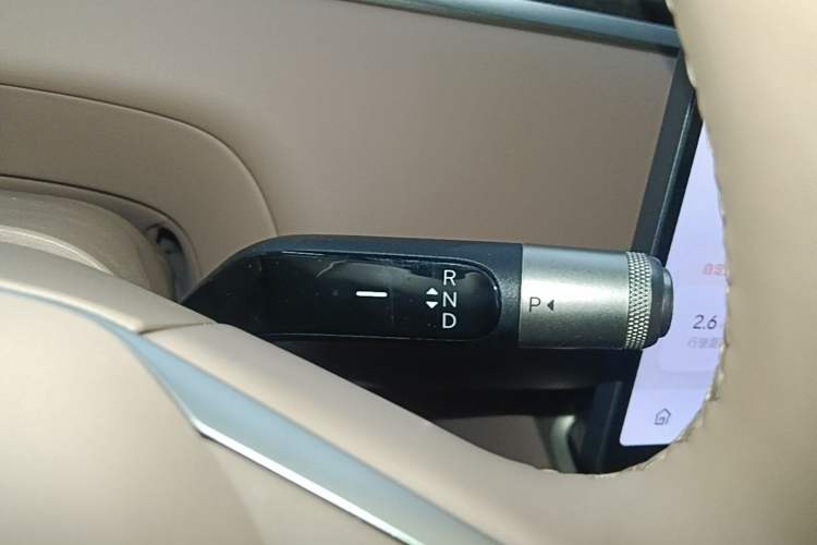 Used ONVO Luxeed L90 2025 Model—Ultra Six-Seater Version Gear Lever