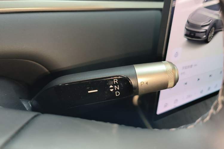 Used ONVO Luxeed L90 2025 Model—Max Six-Seater Version Gear Lever
