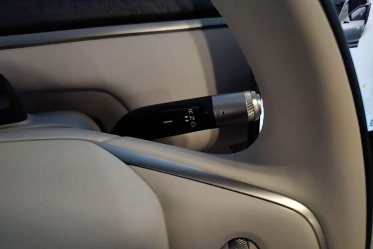Used ONVO Luxeed L90 2025 Model—Ultra Six-Seater Version Gear Lever