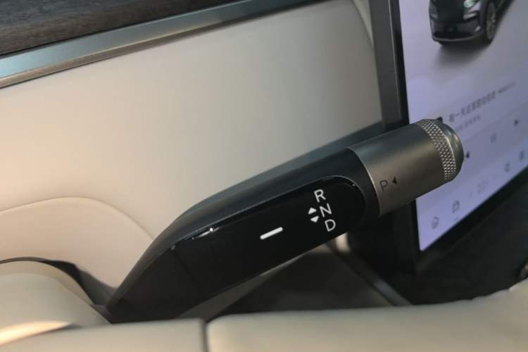 Used ONVO Luxeed L90 2025 Model—Max Six-Seater Version Gear Lever