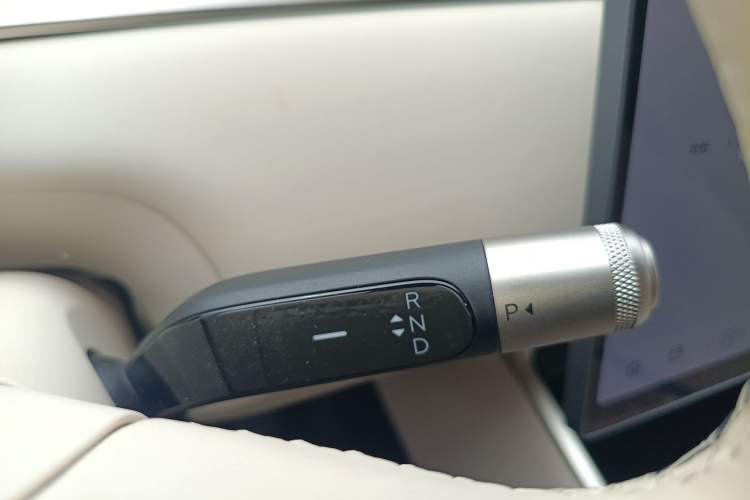 Used ONVO Luxeed L90 2025 Model—Ultra Six-Seater Version Gear Lever