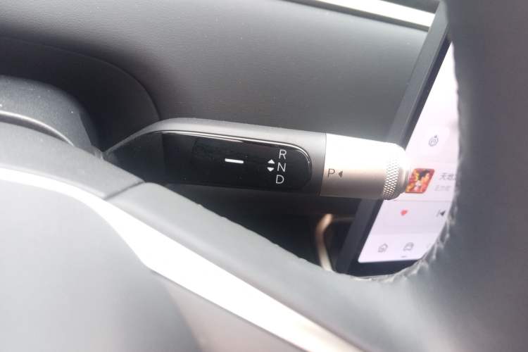 Used ONVO Luxeed L90 2025 Model—Ultra Six-Seater Version Gear Lever