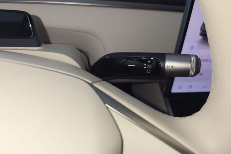 Used ONVO Luxeed L90 2025 Model—Ultra Six-Seater Version Gear Lever