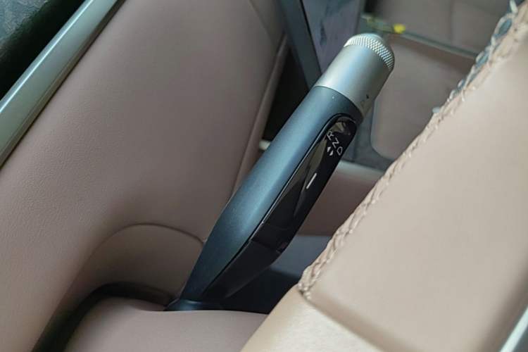 Used ONVO Luxeed L90 2025 Model—Max Six-Seater Version Gear Lever
