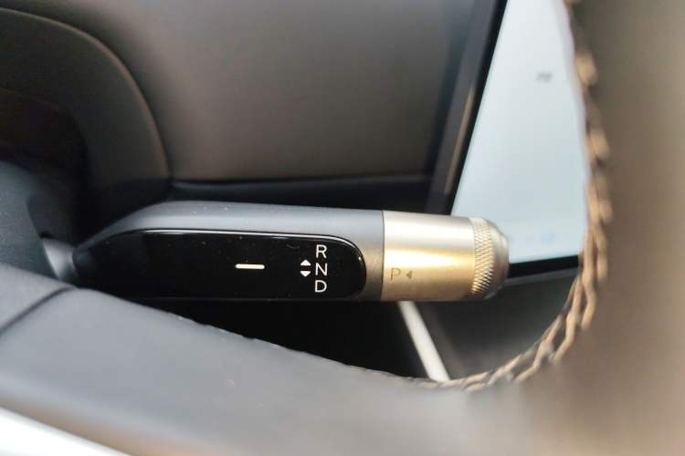 Used ONVO Luxeed L90 2025 Model—Max Six-Seater Version Gear Lever