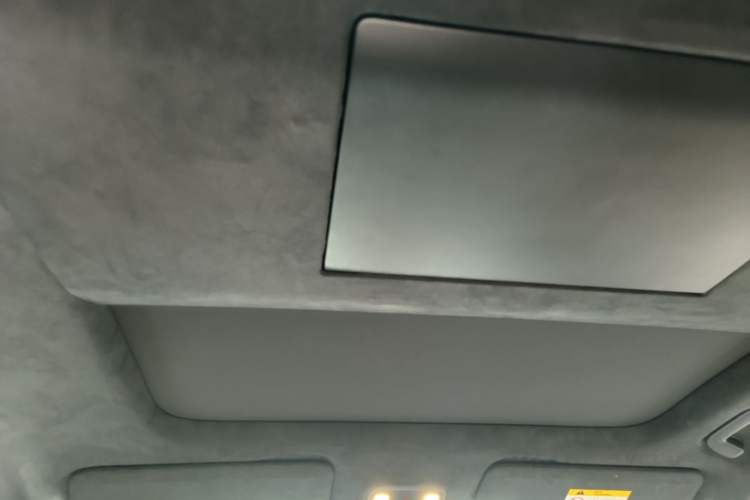 Used ONVO Luxeed L90 2025 Model—Max Six-Seater Version Headliner