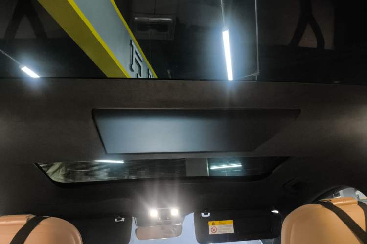Used ONVO Luxeed L90 2025 Model—Max Six-Seater Version Headliner