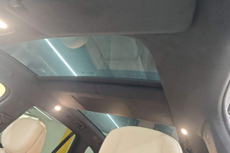 Used ONVO Luxeed L90 2025 Model—Max Six-Seater Version Headliner