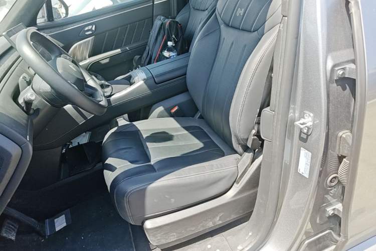 Used ONVO Luxeed L90 2025 Model—Max Six-Seater Version Left Front Seat