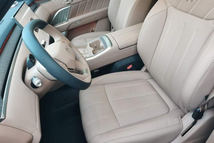 Used ONVO Luxeed L90 2025 Model—Max Six-Seater Version Left Front Seat