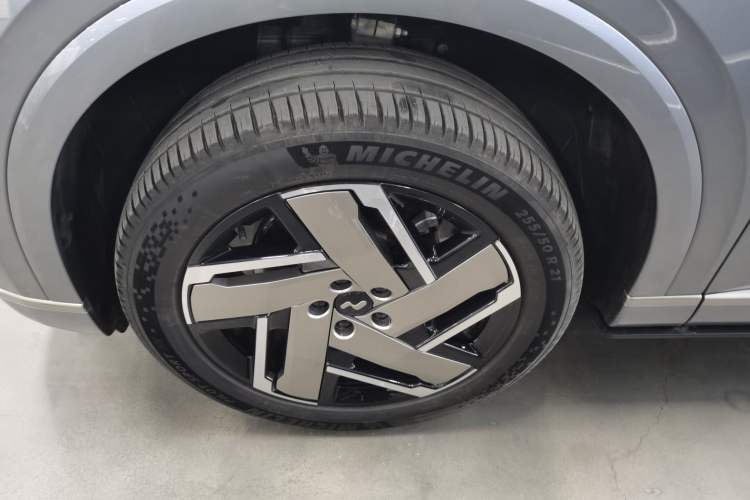 Used ONVO Luxeed L90 2025 Model—Max Six-Seater Version Left Front Wheel Hub