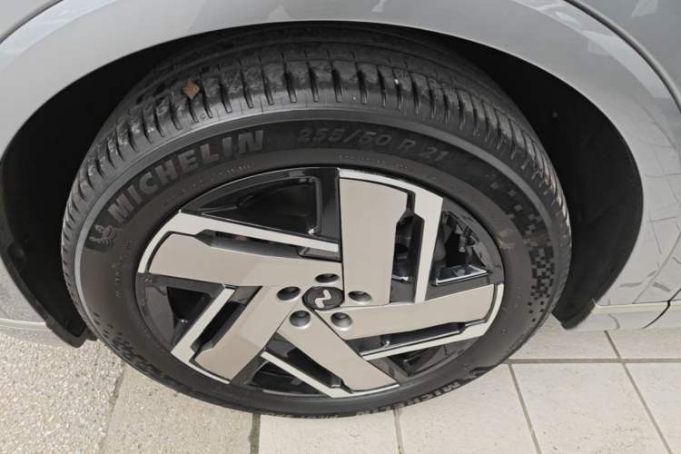 Used ONVO Luxeed L90 2025 Model—Max Six-Seater Version Left Front Wheel Hub