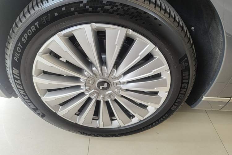 Used ONVO Luxeed L90 2025 Model—Max Six-Seater Version Left Front Wheel Hub