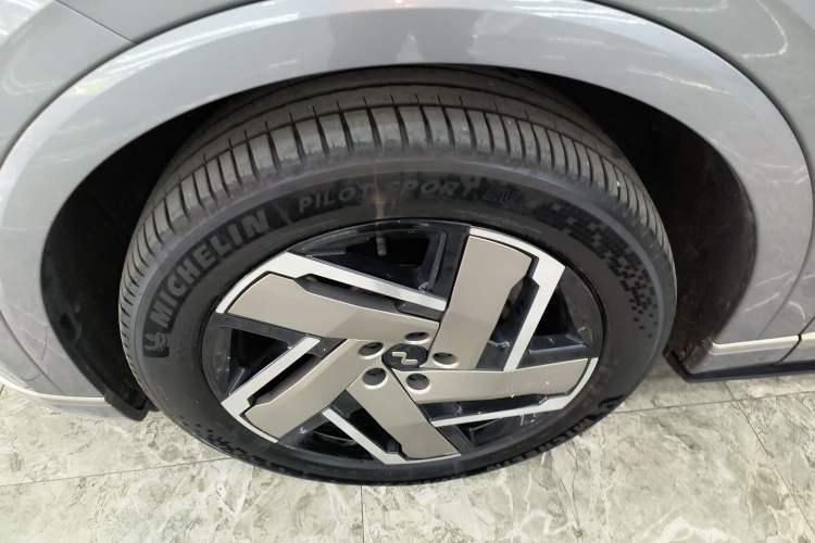 Used ONVO Luxeed L90 2025 Model—Max Six-Seater Version Left Front Wheel Hub