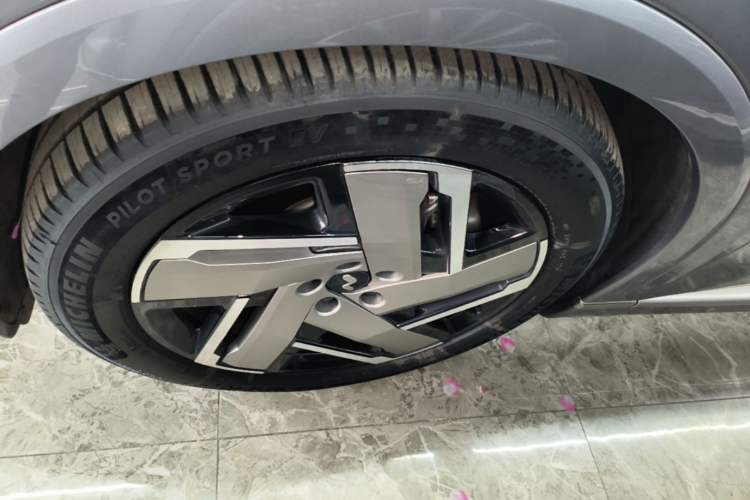 Used ONVO Luxeed L90 2025 Model—Max Six-Seater Version Left Front Wheel Hub