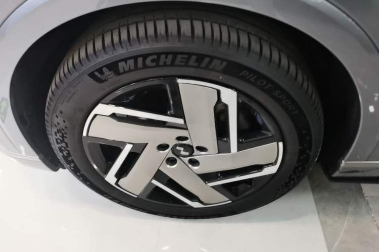Used ONVO Luxeed L90 2025 Model Max Six-Seater 60-degree Battery Edition Left Front Wheel Hub