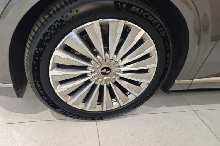 Used ONVO Luxeed L90 2025 Model—Ultra Six-Seater Version Left Front Wheel Hub