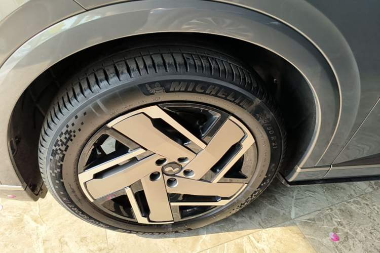 Used ONVO Luxeed L90 2025 Model—Ultra Six-Seater Version Left Front Wheel Hub