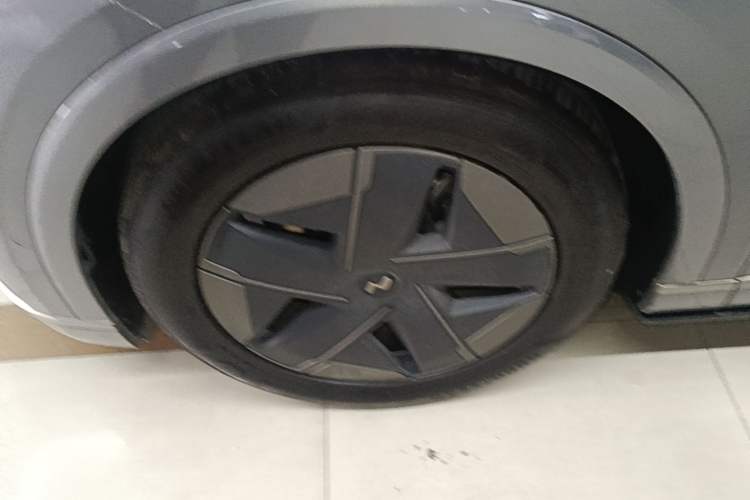 Used ONVO Luxeed L90 2025 Model—Ultra Six-Seater Version Left Front Wheel Hub