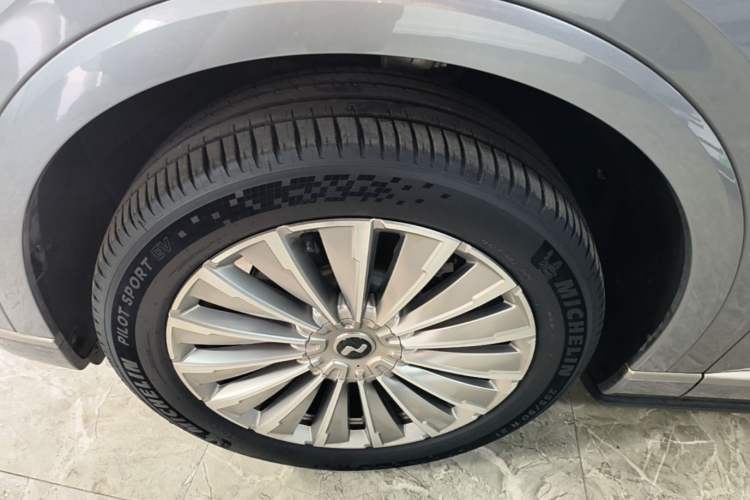 Used ONVO Luxeed L90 2025 Model—Max Six-Seater Version Left Front Wheel Hub