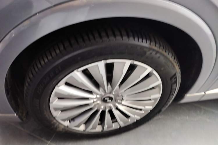 Used ONVO Luxeed L90 2025 Model—Ultra Six-Seater Version Left Front Wheel Hub