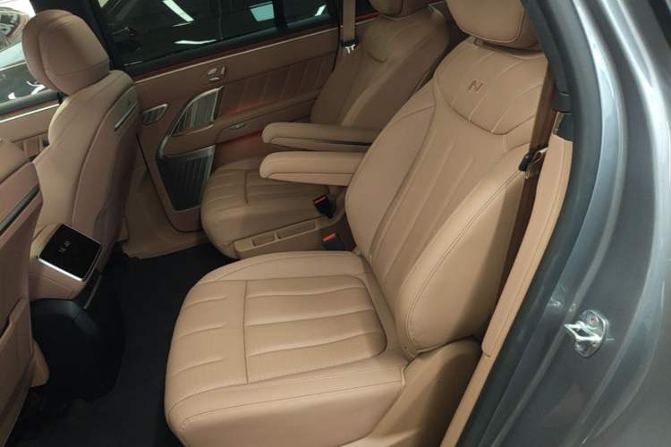 Used ONVO Luxeed L90 2025 Model—Max Six-Seater Version Left Rear Seat