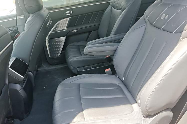 Used ONVO Luxeed L90 2025 Model—Max Six-Seater Version Left Rear Seat