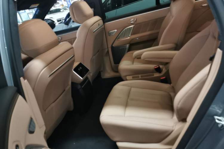 Used ONVO Luxeed L90 2025 Model—Max Six-Seater Version Left Rear Seat