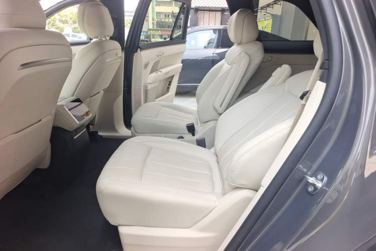 Used ONVO Luxeed L90 2025 Model—Ultra Six-Seater Version Left Rear Seat