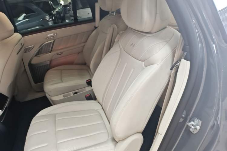 Used ONVO Luxeed L90 2025 Model—Ultra Six-Seater Version Left Rear Seat