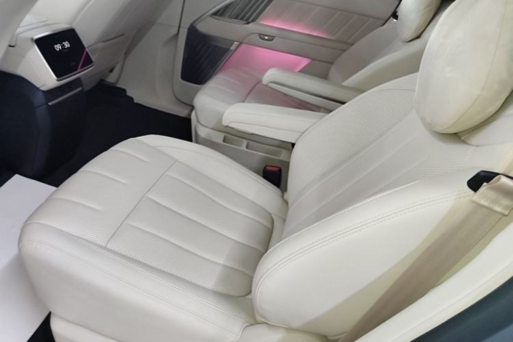 Used ONVO Luxeed L90 2025 Model—Ultra Six-Seater Version Left Rear Seat