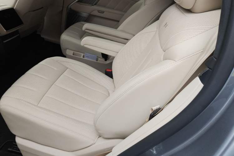Used ONVO Luxeed L90 2025 Model—Max Six-Seater Version Left Rear Seat