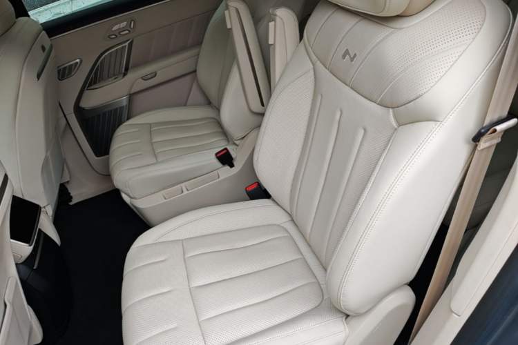 Used ONVO Luxeed L90 2025 Model—Ultra Six-Seater Version Left Rear Seat